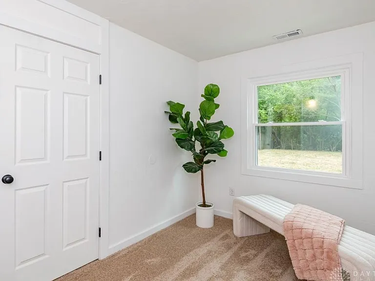 457 Marchmont Dr — Photo 2