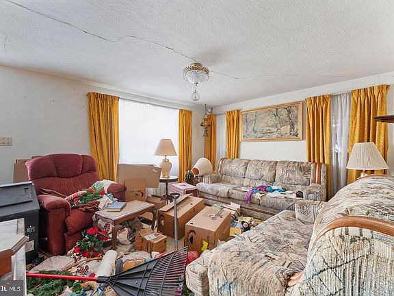 4th image of 210 Roberts St