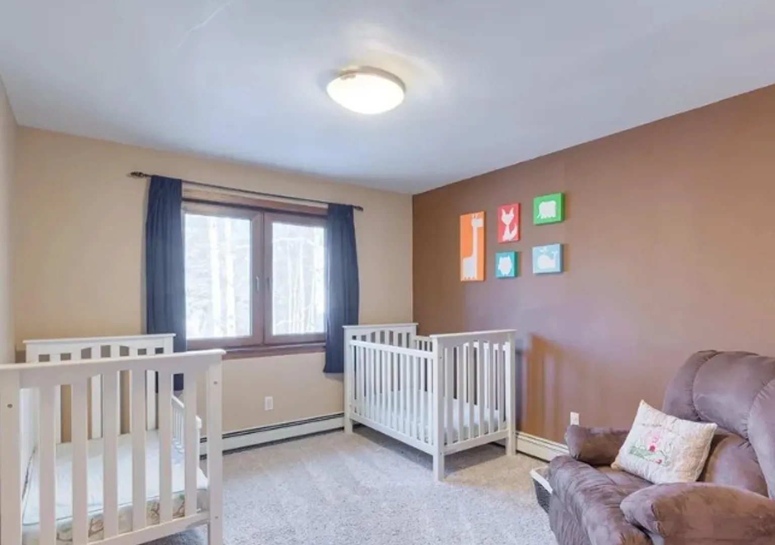 4 bedroom / 2 car garage / small dog on approval — Photo 4
