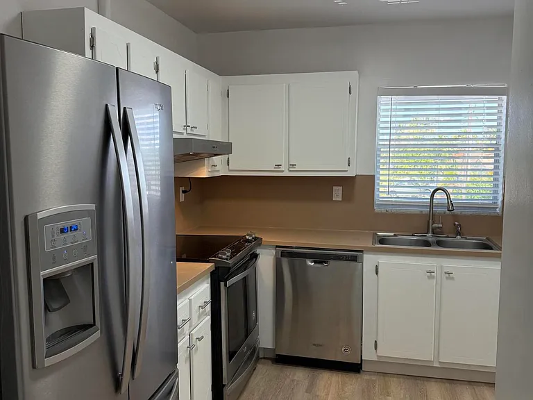 1400 NE 55th St #206 — Photo 2