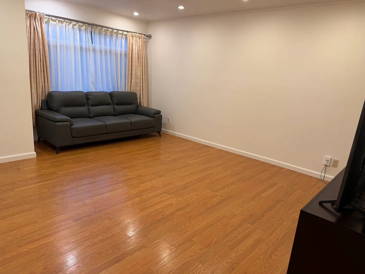 2 bed, 850 sqft, $3,700 — Photo 2