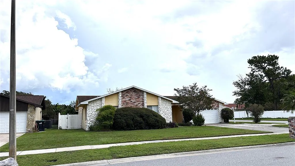 3 bed, 3.0 bath, 1384 sqft, $2,395 — Photo 2