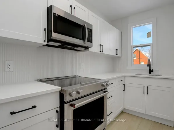9 Larch St #2, Ottawa, ON K1R 6W4
