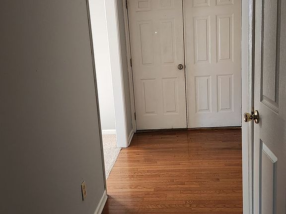 3rd image of 111 Robin Dr