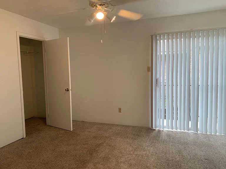 Emerald Cove Apartments — Photo 45