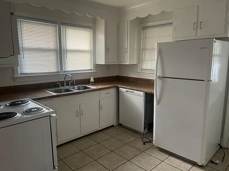 240 Mann Dr — Photo 4