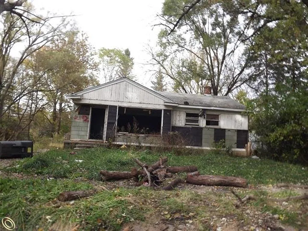 21192 Margareta St photo 1