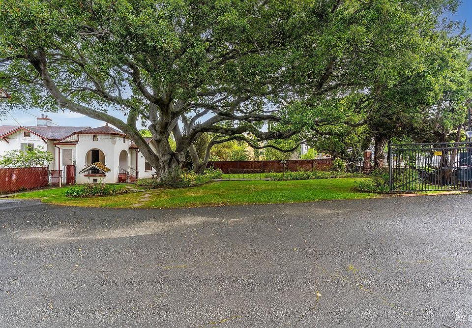 2nd image of 926 Glen Cove Road