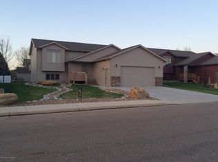 1393 8th St E, Dickinson, ND 58601