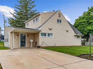 57 Red Maple Ln, Levittown, PA 19055