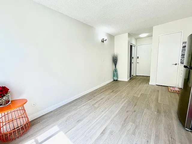 Wilshire Occidental Apts — Photo 23