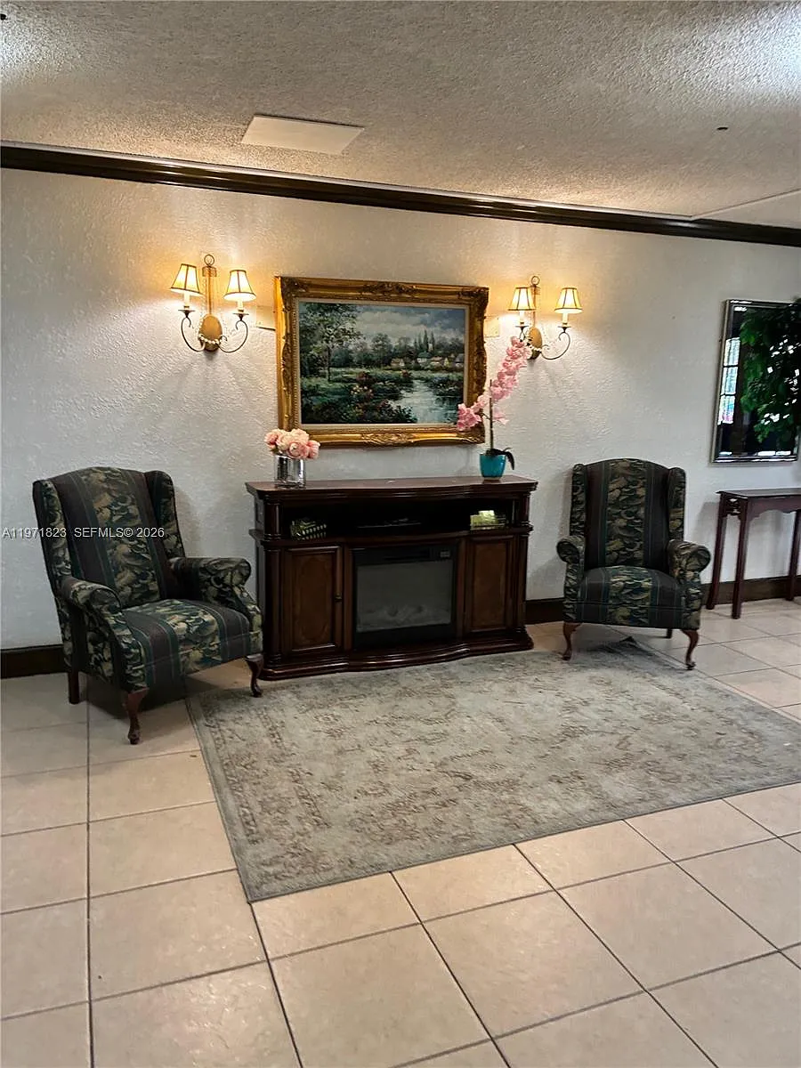 Building Photo - 3680 Inverrary Dr #1T