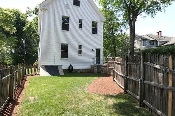 4 bed, 1600 sqft, $1,000 — Photo 2