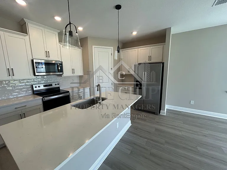 1008 British Cir — Photo 10