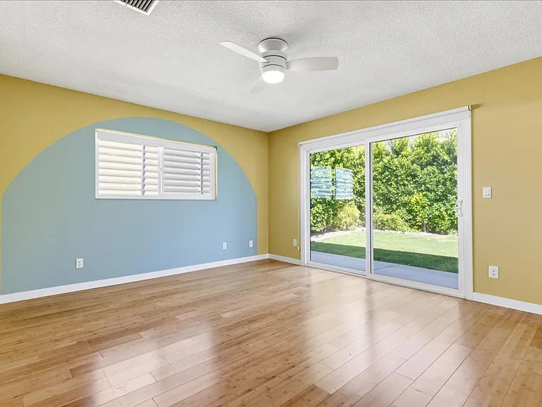 9750 Valencia Dr — Photo 8