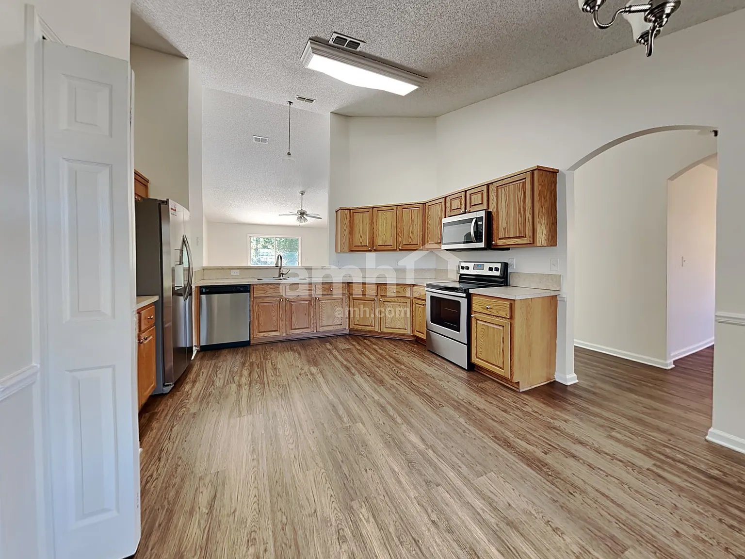 4 bed, 2.0 bath, 1955 sqft, $2,195 — Photo 3
