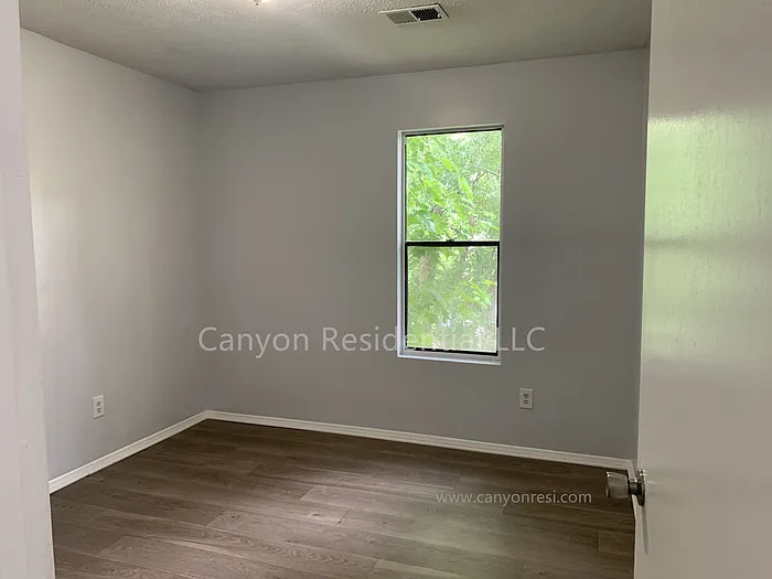 5825 Vernier Dr — Photo 10