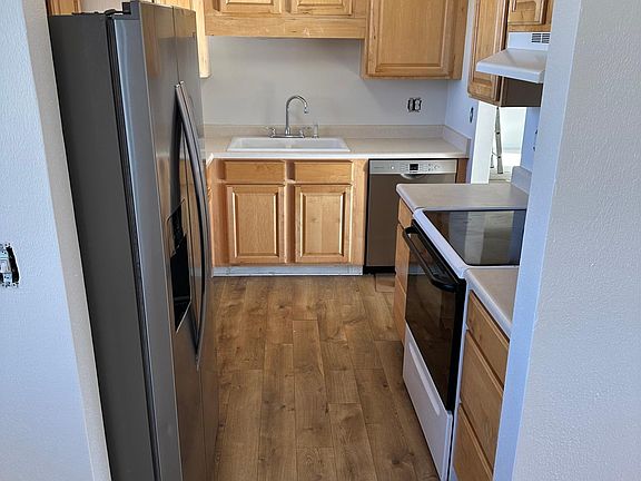 Brand new Bosch dishwasher. Easy-to-maintain solid-surface flooring