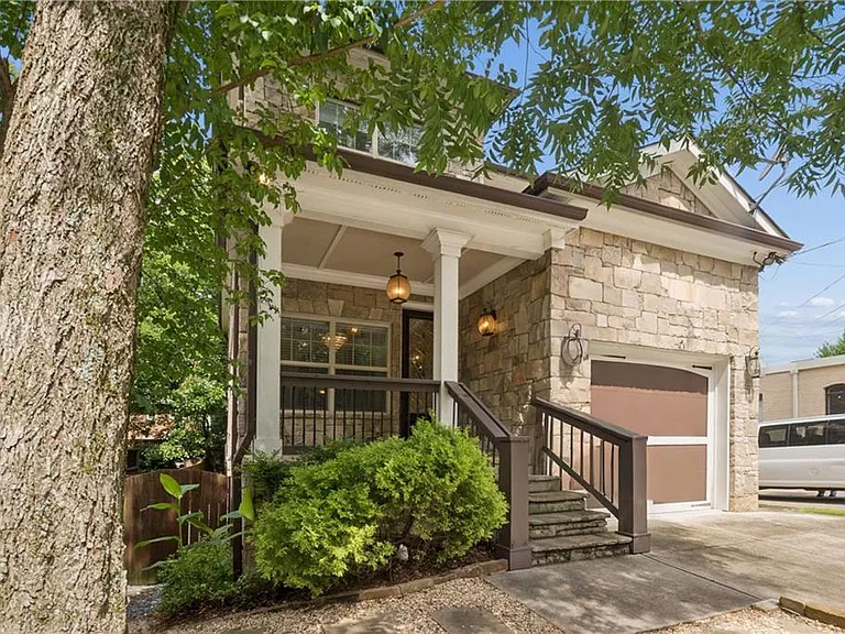374 Clifton Rd NE — Photo 2