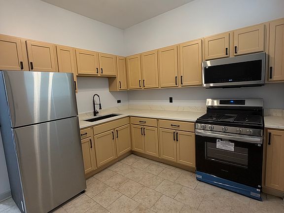 5th image of 358 E 70th Pl