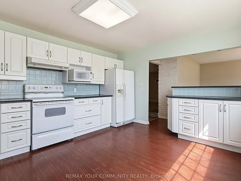 314 The Queensway S — Photo 9