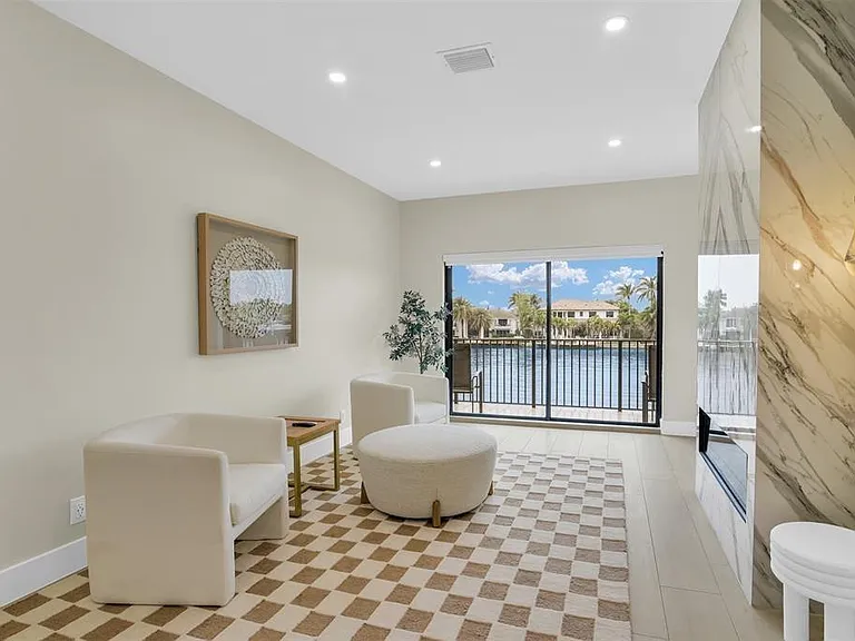 319 S Riverside Dr — Photo 33