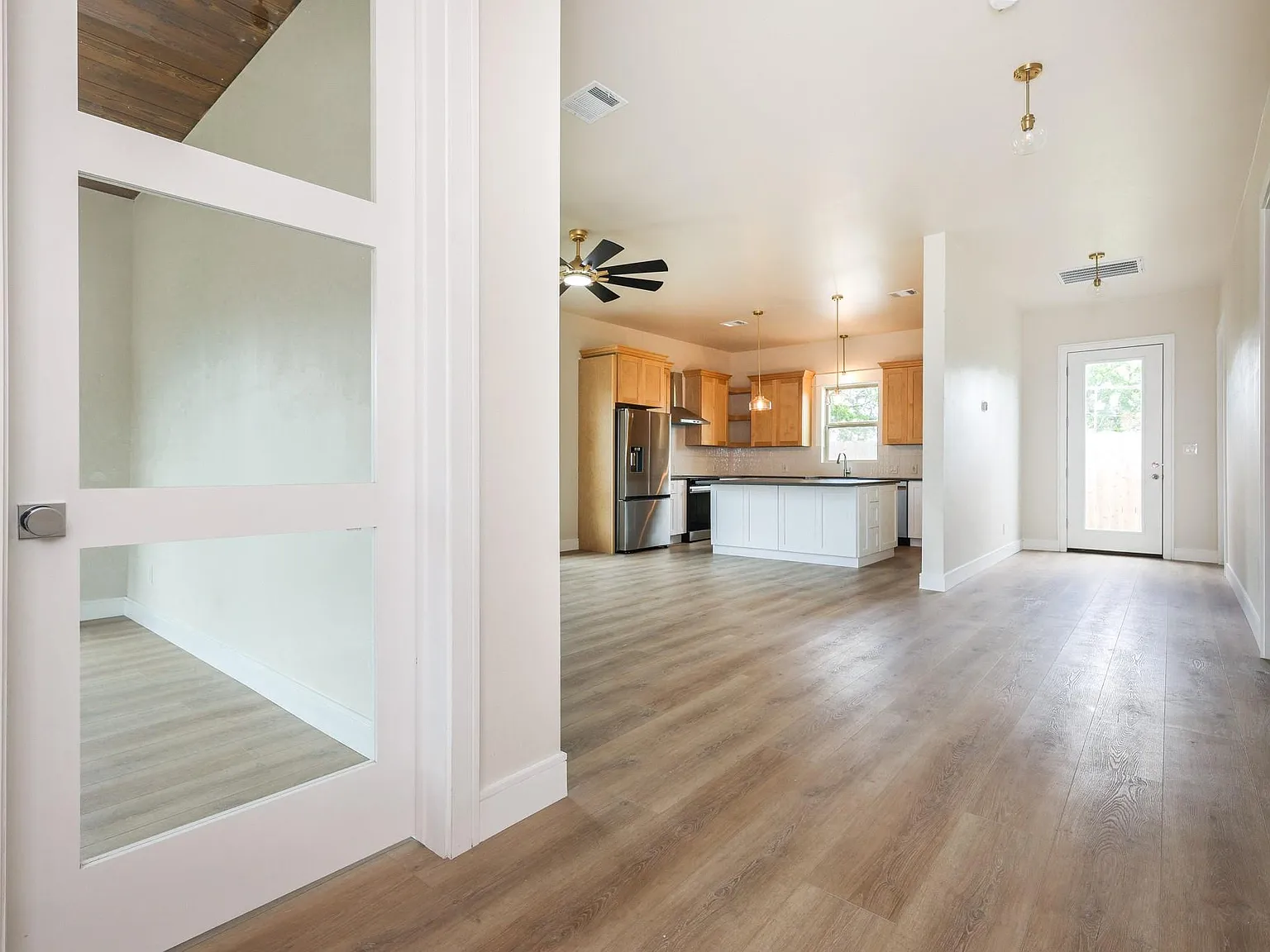 3 bed, 1.0 bath, 1467 sqft, $2,250 — Photo 4