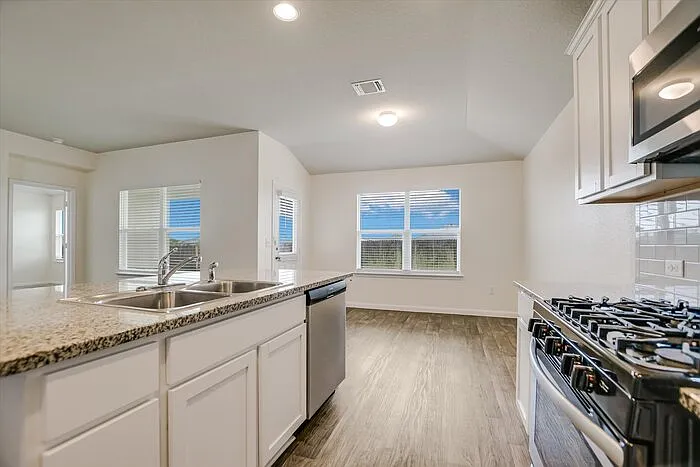 1011 Pembroke Ct — Photo 2