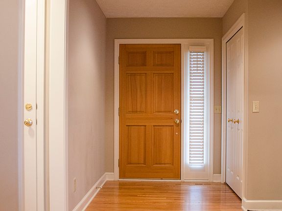 Foyer entry w/ wood floors