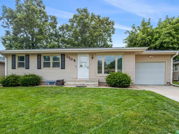1705 N 17th St, Beatrice, NE 68310