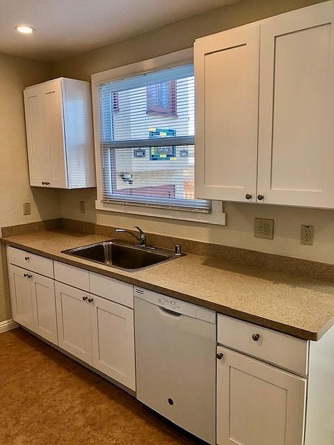 Quartz easy to maintain countertops with dishwasher