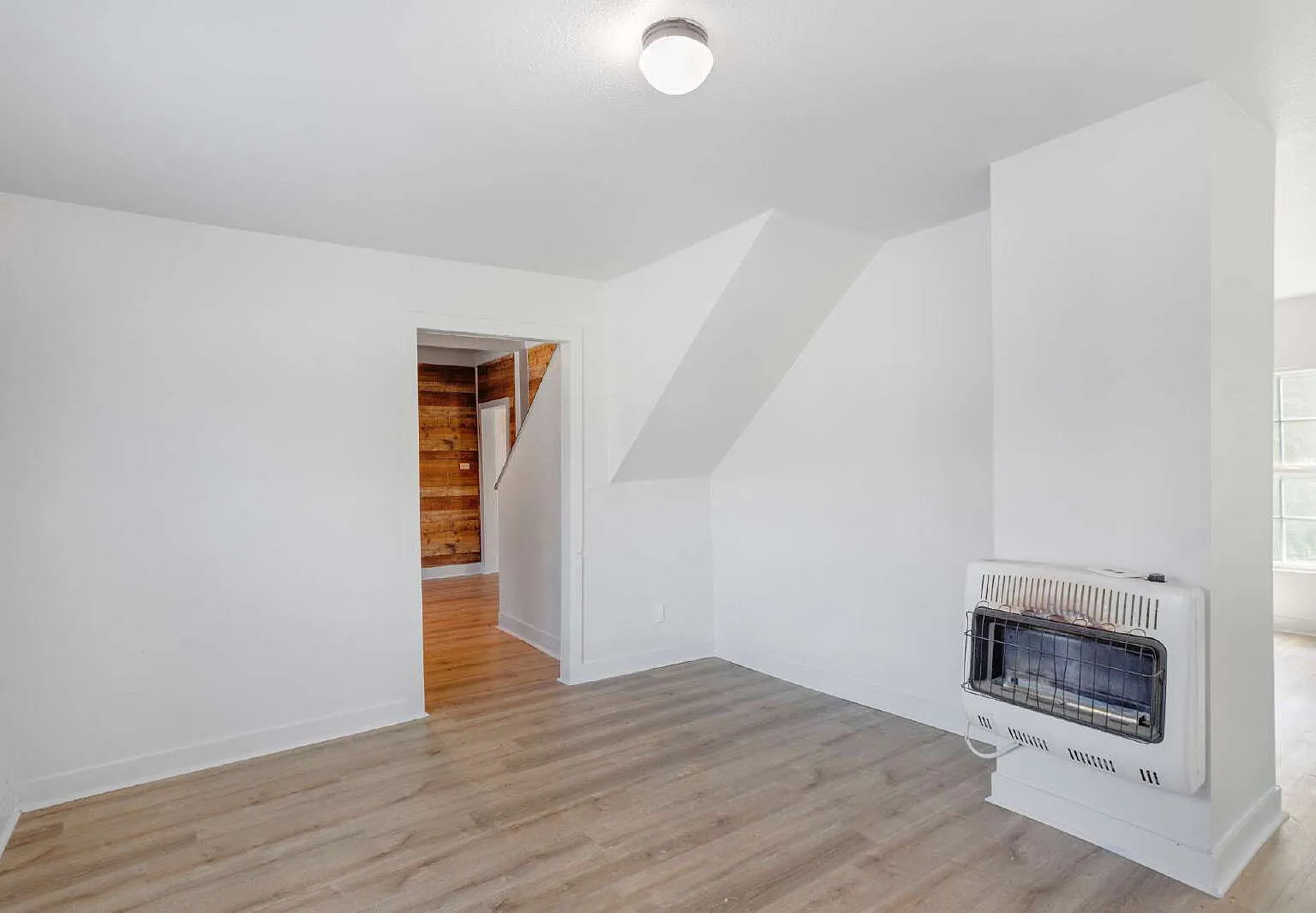 3 bed, 1.0 bath, 1376 sqft, $1,100 — Photo 2