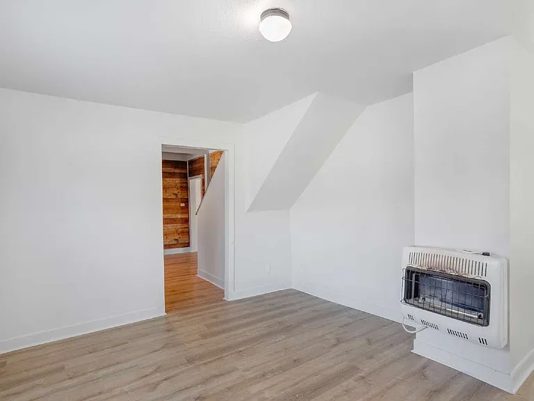 917 W Crawford St — Photo 2