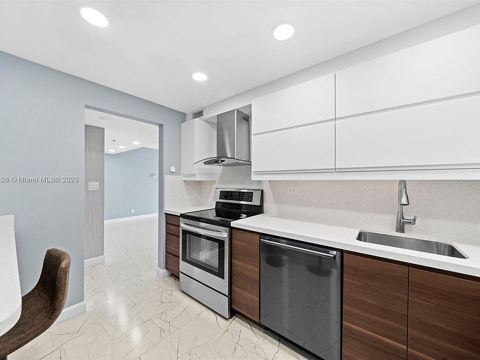 1st image of 20225 NE 34th Ct APT 611