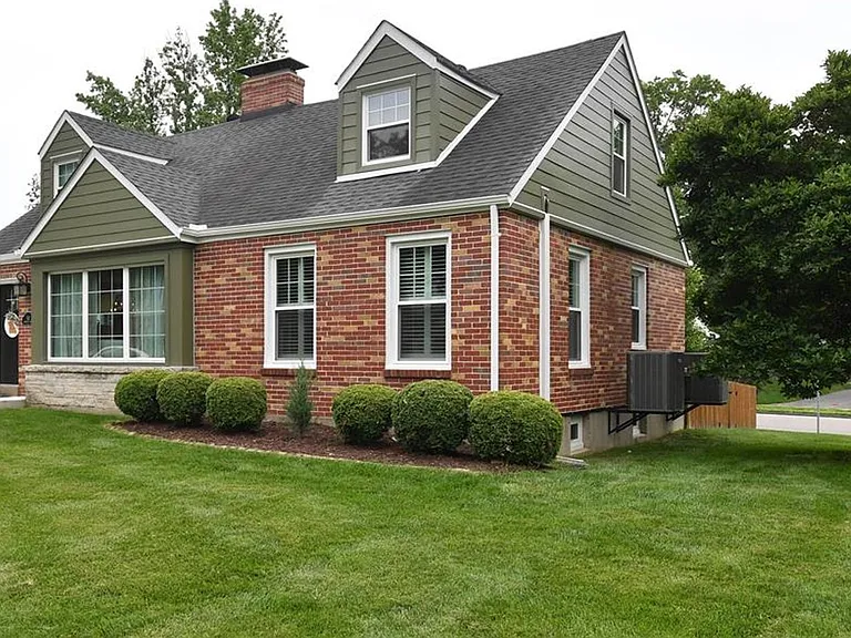 342 Greenleaf Dr — Photo 3