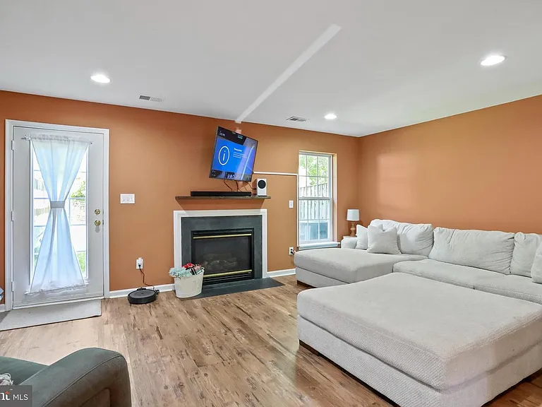 1307 Pendleton Ln — Photo 24