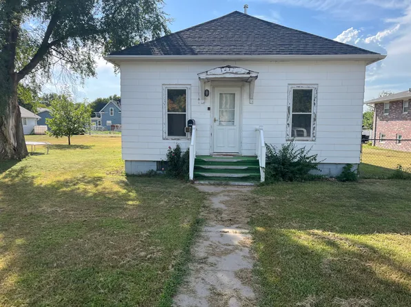 1217 Garfield St, Holdrege, NE 68949
