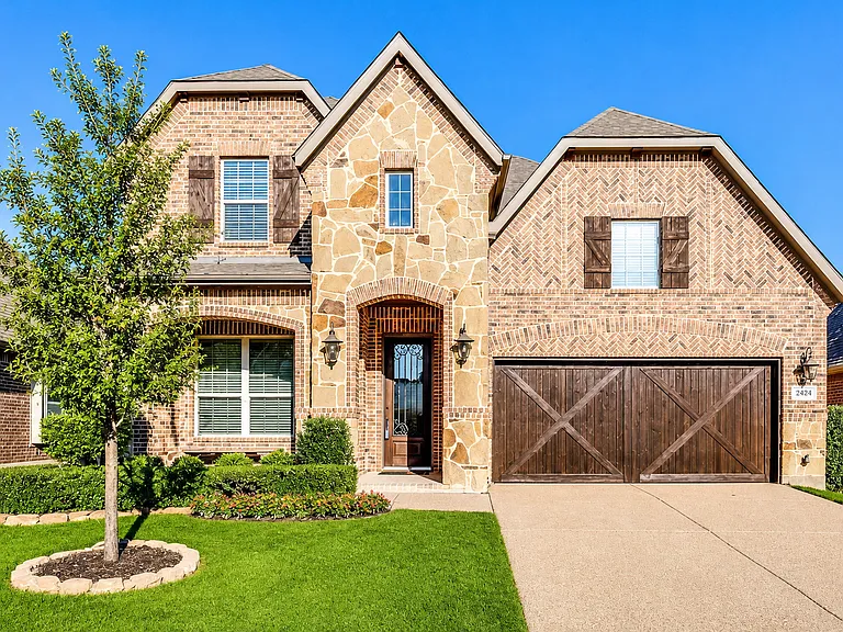 2842 Exeter Dr — Photo 1