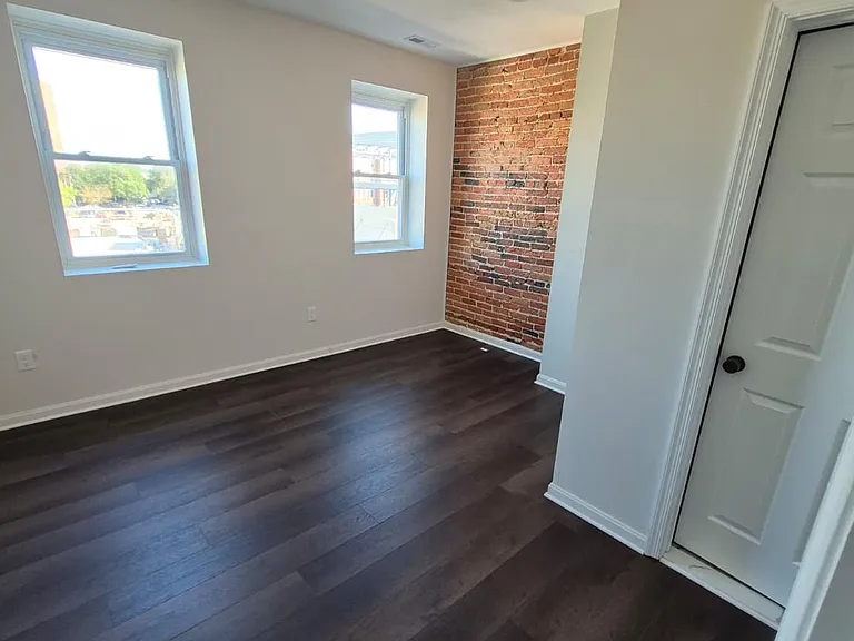 2015 E Fairmount Ave — Photo 20