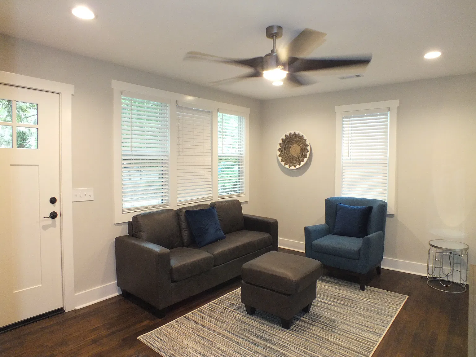 2 bed, 706 sqft, $2,310 — Photo 3