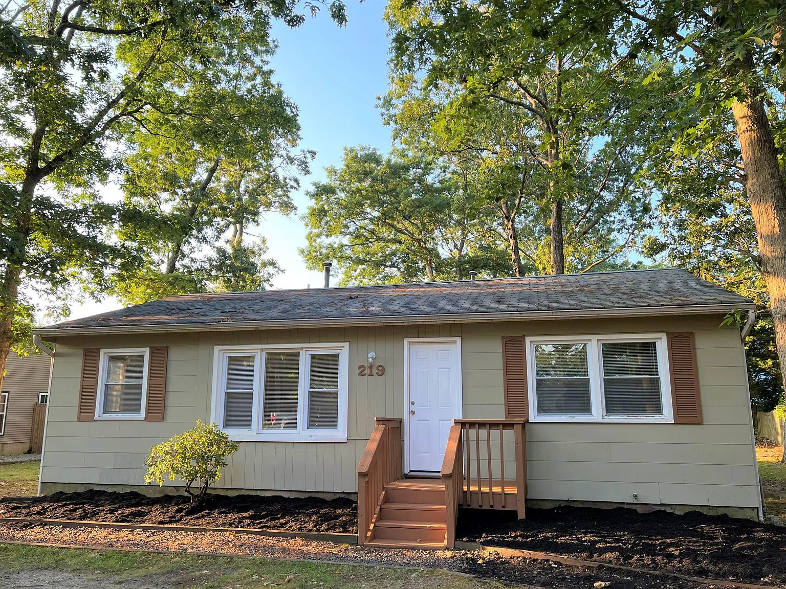219 Lower Lake Dr photo 1