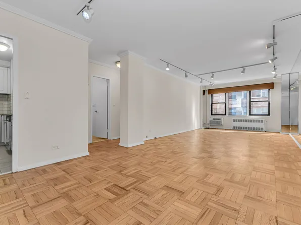 220 East 54th Street image 5 of 19