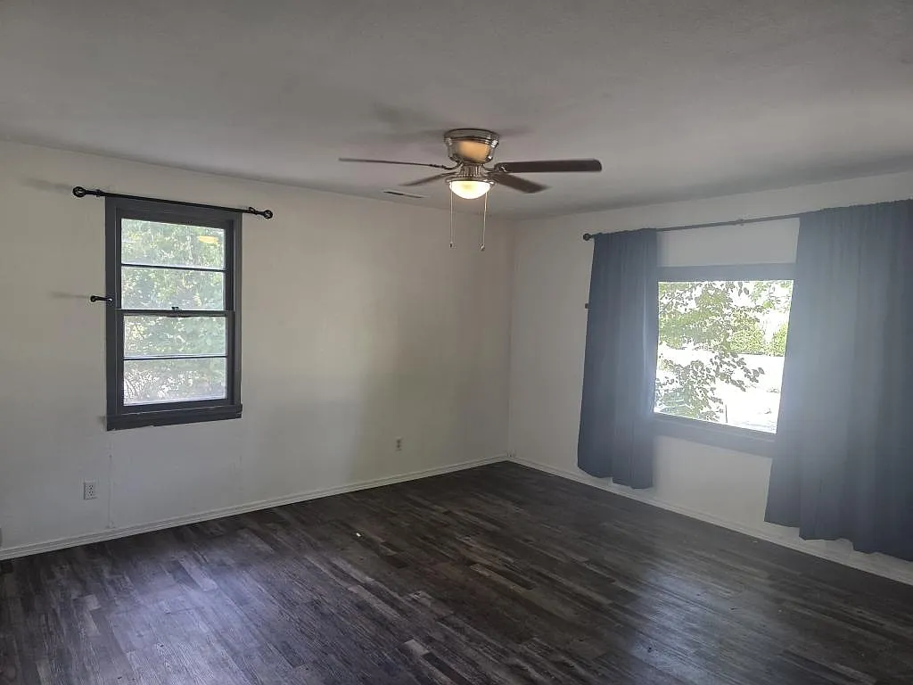 225 SE Grandview Ave — Photo 2