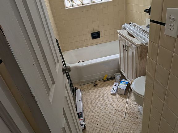 4th image of 2059 E 72nd St