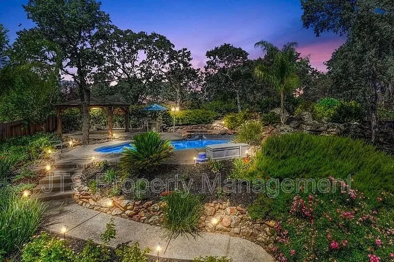 4 bed, 4.0 bath, 3570 sqft, $5,100 — Photo 2