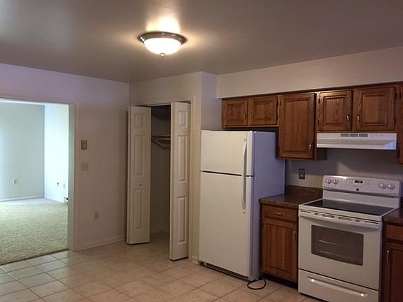 Large, updated eat-in kitchen w/ ceramic tile floor