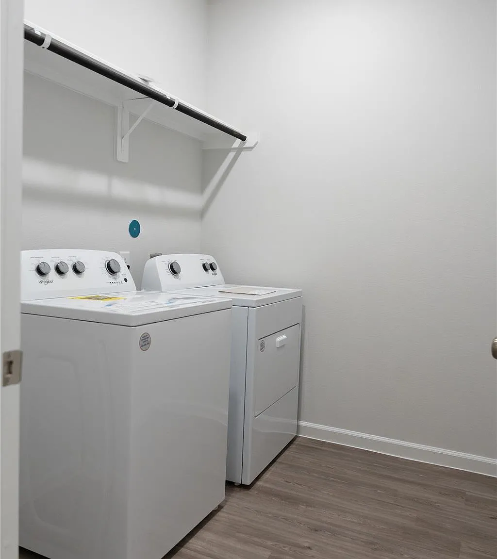 4 bed, 2.5 bath, 2330 sqft, $2,400 — Photo 2