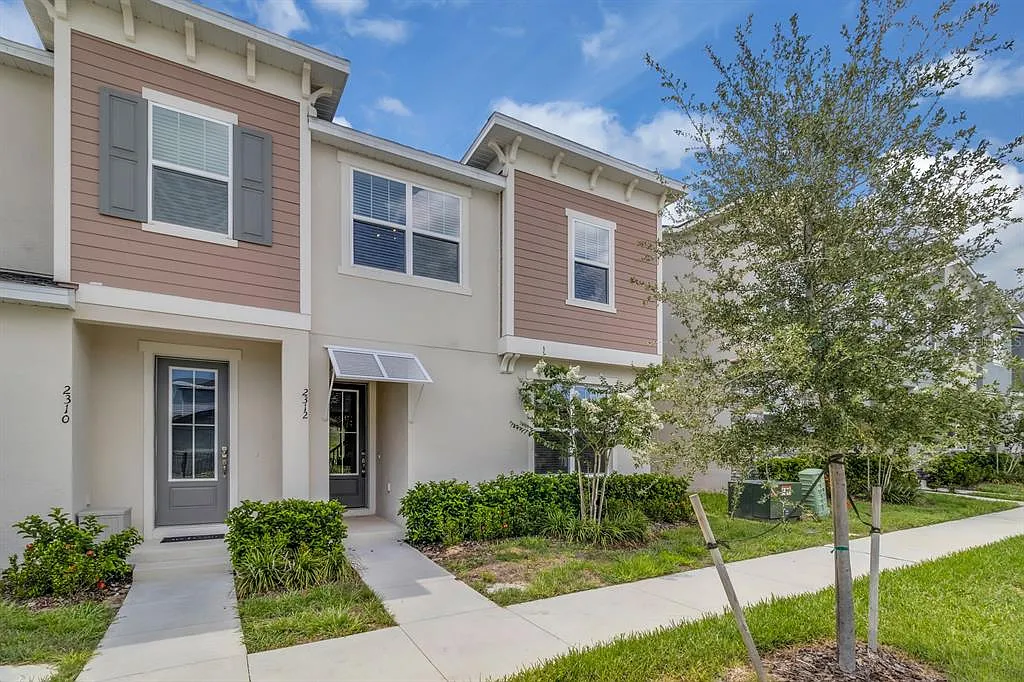 6 bed, 4.5 bath, 2321 sqft, $4,100 — Photo 2