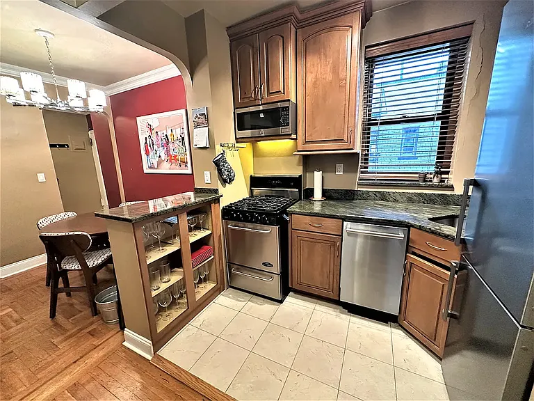208 E 28th St #6L — Photo 4