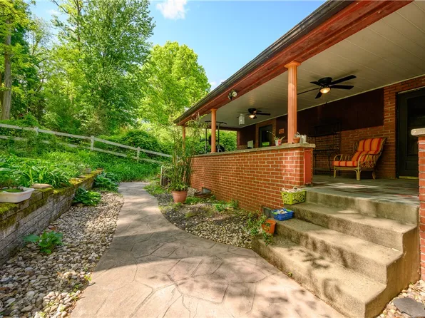 44 Brucewood Dr, Pittsburgh, PA 15228